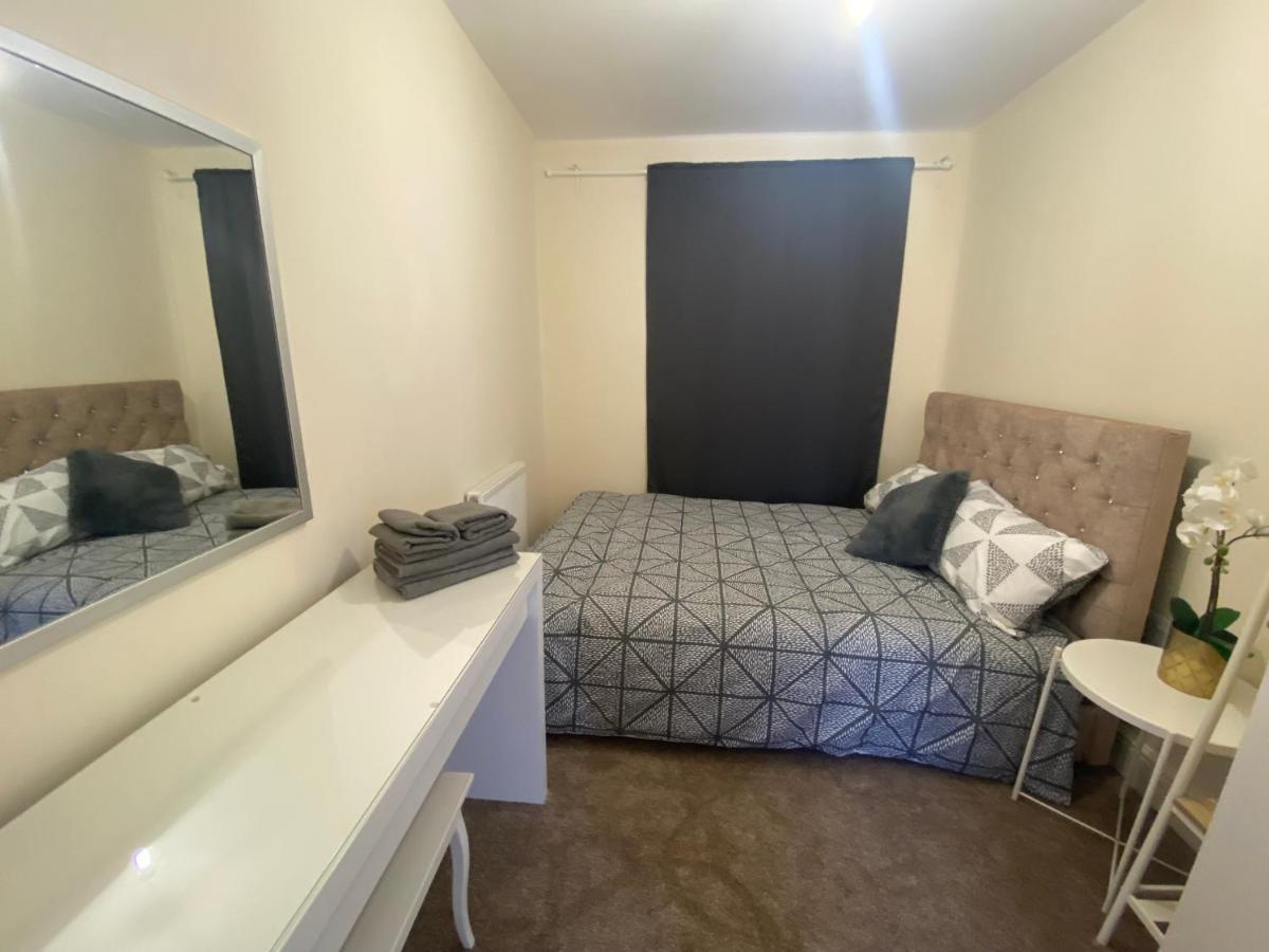 Private House With Free Park For Group Near Wembley Station Vila Londres Exterior foto